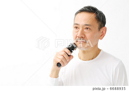 電気シェーバーを使う男性 電気シェーバーを使う男性 6688935