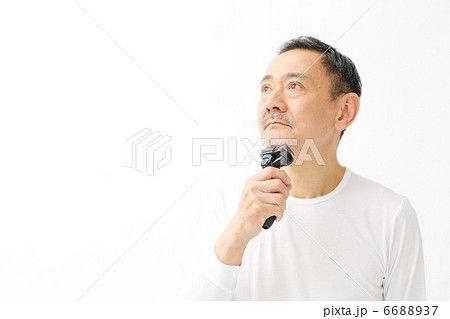 電気シェーバーを使う男性 6688937