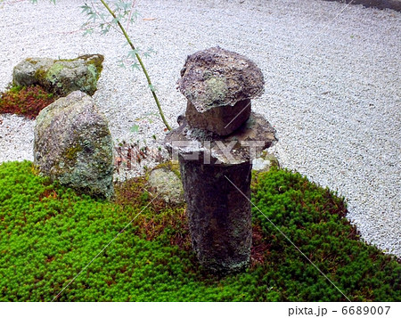 曼殊院中庭の石燈篭 6689007