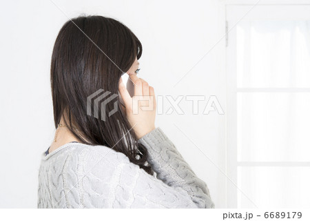 後姿 スマホと若い女性 後姿 スマホと若い女性 6689179