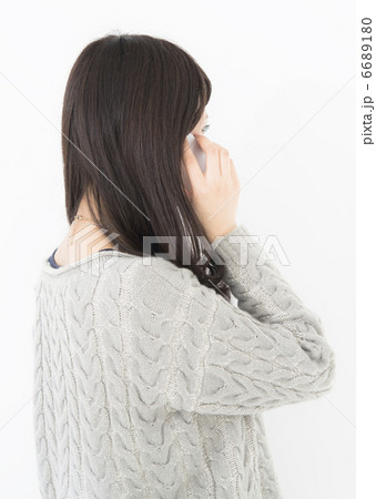 後姿 スマホと若い女性 後姿 スマホと若い女性 6689180