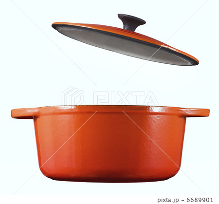 白背景に蓋を開いたホーロー鍋 6689901