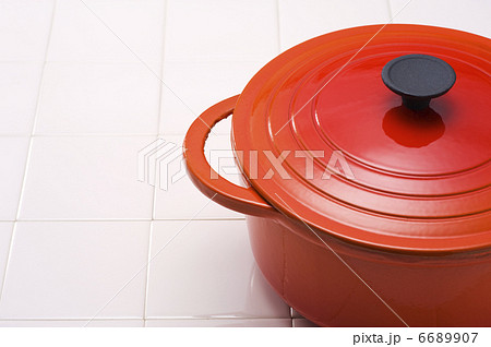 赤色の鍋のクローズアップ 6689907