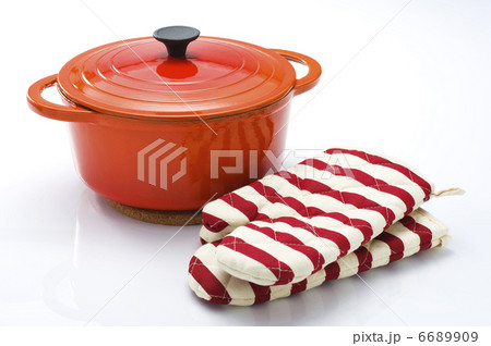 白背景に鍋と鍋つかみ 6689909