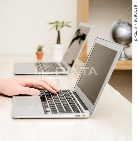 ノートパソコンのある部屋の写真素材