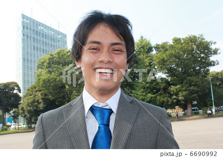 ビジネス , ア , ビジネスマン , 男性 , 屋外 , 時間 , 笑顔 , 若い , 並木 ,  6690992