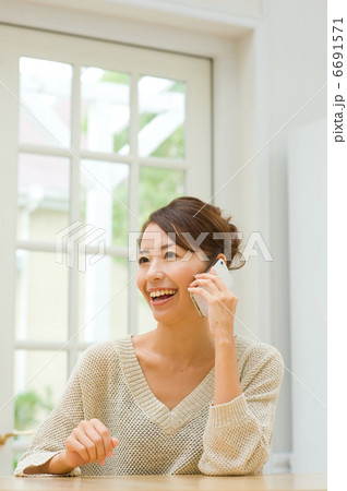 電話をする女性 6691571