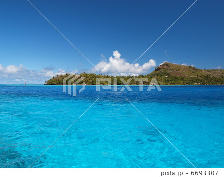 ボラボラ島の海 6693307