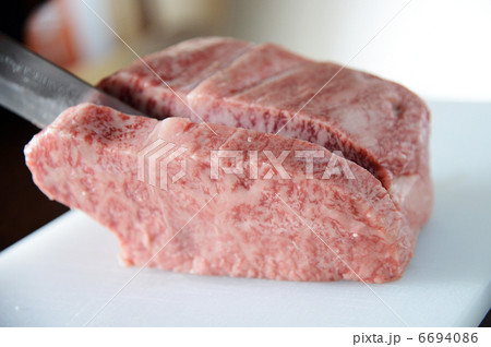 和牛 ブロック　塊　ステーキ肉　切る　シェフ　包丁　ナイフ　まな板　霜降り 6694086