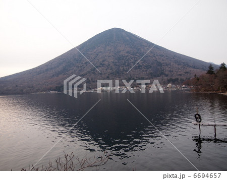 湖に映る山 湖に映る山 6694657