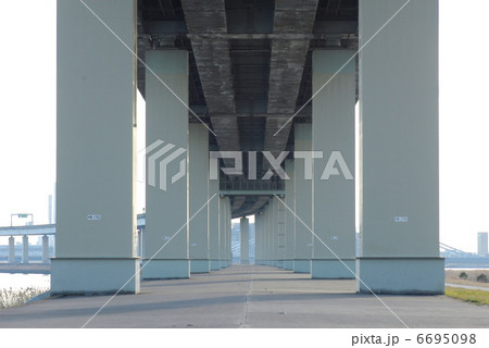 高速道路の柱 6695098