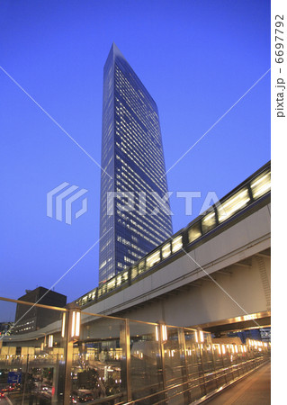 高層ビルの夜景 6697792
