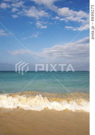 砂浜と青い海と白い雲、ハワイ、オアフ島、カイルアビーチ、縦位置-1 6699275
