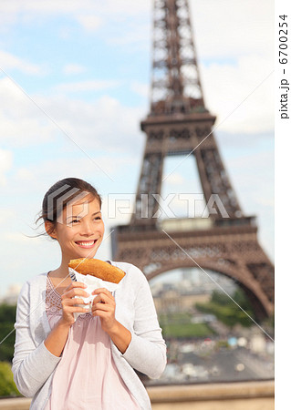 Paris woman and Eiffel Tower 6700254