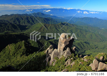 瑞牆山頂上からの大ヤスリ岩と南アルプスの山並み 6701166