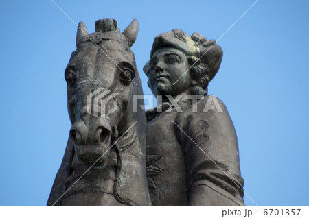 Monument queen Elizabeth set two 6701357