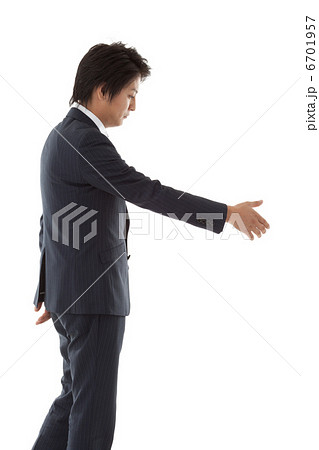 握手を求めている若いビジネスマン 6701957