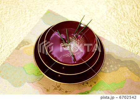 年賀状素材・盃三献に松葉・和紙2種(淡い友禅柄、金和紙)バック横位置アップ・ハガキ対応比 年賀状素材・盃三献に松葉・和紙2種(淡い友禅柄、金和紙)バック横位置アップ・ハガキ対応比 6702542