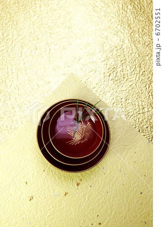 年賀状素材・盃三献に松葉・和紙2種バック縦位置・ハガキ対応比 6702551