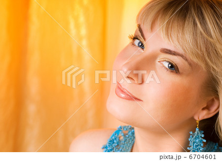 Close-up portrait of a beautiful young woman 6704601
