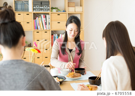 食事中の家族 食事中の家族 6705558