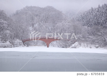 冬の碓氷湖とアーチ橋 6705659