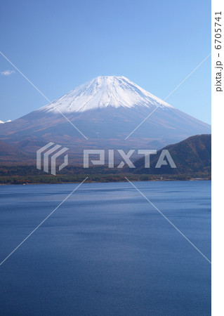 秋の富士山と本栖湖 秋の富士山と本栖湖 6705741