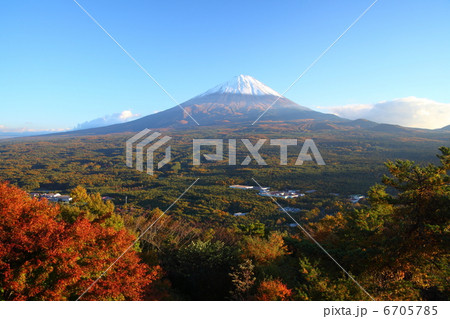 秋の富士山と青木ヶ原樹海 6705785