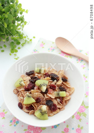 朝食をシリアルで 6708498