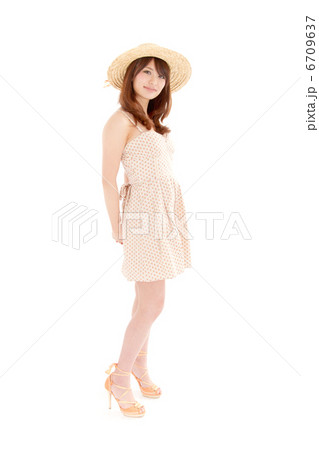 可愛らしい爽やかなワンピースを着たキュートな女性 可愛らしい爽やかなワンピースを着たキュートな女性 6709637