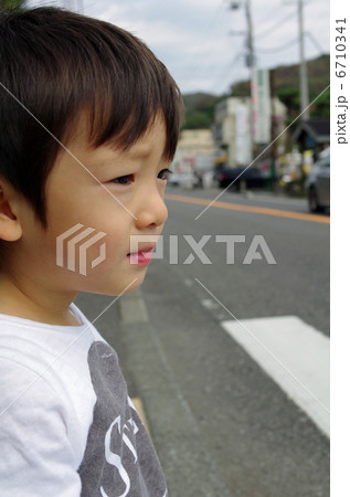 子供と道路 子供と道路 6710341