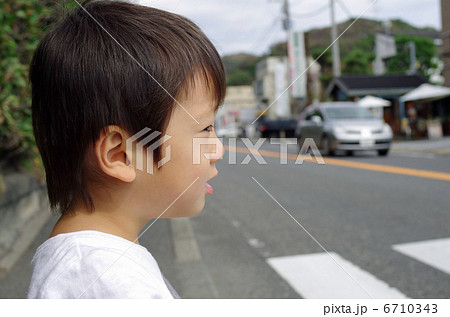 子供と道路 子供と道路 6710343