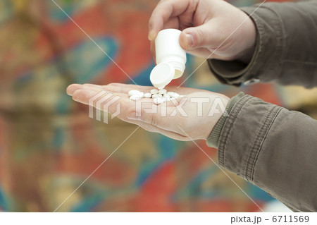 壁の背景の手の中に麻薬を持つ男 6711569
