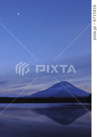 富士と月 6715816