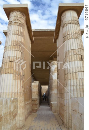 世界最古のジュセル王のピラミッド・コンプレックスの柱廊 6716647
