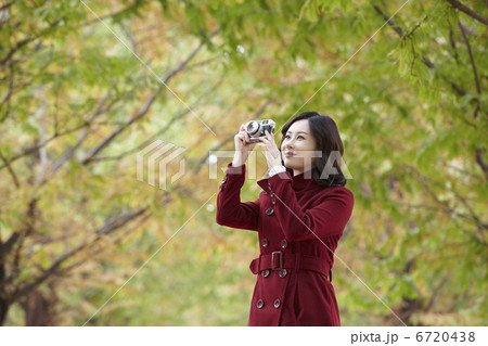 写真を撮る女性