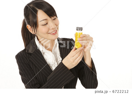 瓶を持つOL 瓶を持つOL 6722212