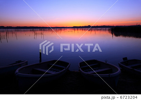 風景　早朝　朝焼け　沼 6723204