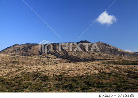伊豆大島の三原山 6725239