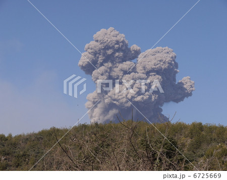 爆発する桜島 6725669