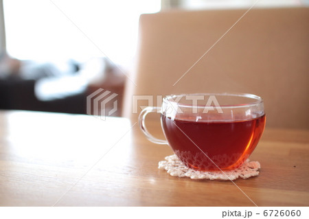 ダイニングテーブルに置いたローズヒップティー 6726060