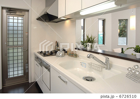 勝手口と対面式キッチン 6726510