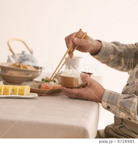 食事をするシニア男性の手元 食事をするシニア男性の手元 6726985