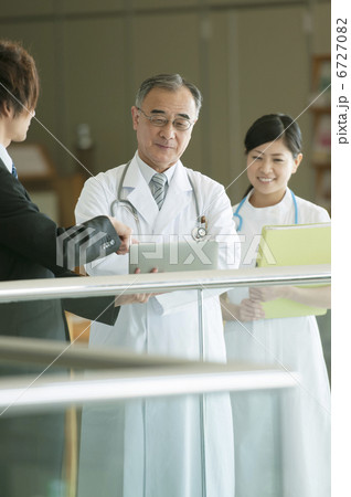 MRと話をする医者と看護師 MRと話をする医者と看護師 6727082
