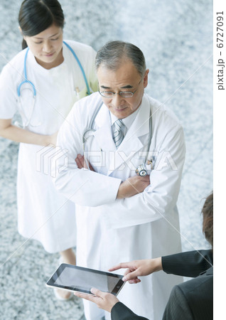 MRと話をする医者と看護師 MRと話をする医者と看護師 6727091