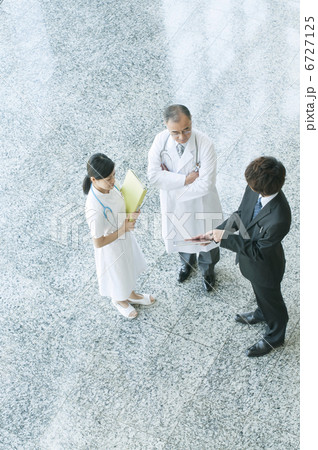MRと話をする医者と看護師 MRと話をする医者と看護師 6727125