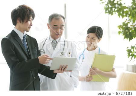 MRと話をする医者と看護師 6727183