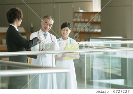 MRと話をする医者と看護師 MRと話をする医者と看護師 6727227
