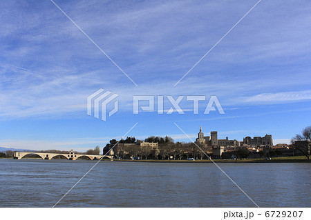 サン・ベネゼ橋とアビニョン法王庁　南仏　プロヴァンス　フランス　 6729207