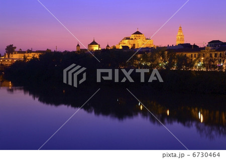 夕暮れのメスキータ 6730464